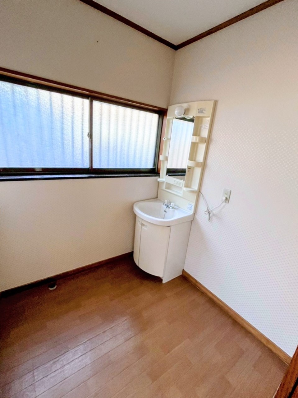 【洗面脱衣室】※現況販売となります。(2026年1月撮影)広い洗面脱衣室♪着替えもスムーズにできます♪