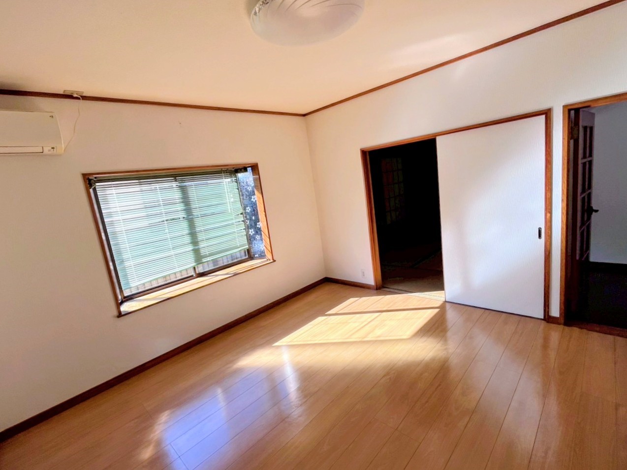 【1F洋室】※現況販売となります。(2026年1月撮影)8帖の1階洋室♪明るい空間です♪