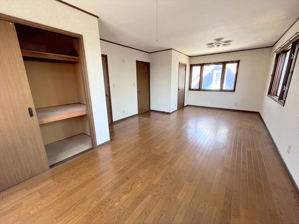 【2階洋室】全居室収納付きで荷物をすっきり片付け、お部屋を広く使えます♪※2026年5月撮影