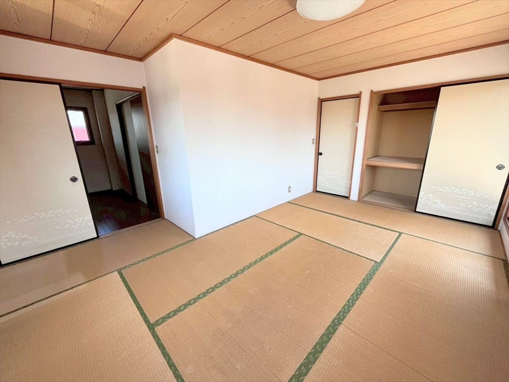 【2階和室】押し入れ付きの和室は布団や季節物、日用品の収納に便利♪※2026年5月撮影