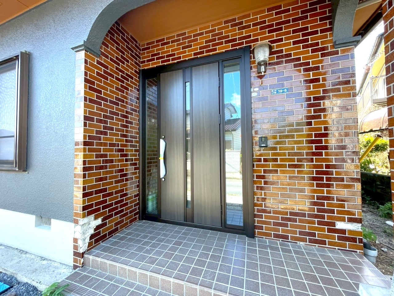 ※リフォーム済【玄関】ダークブラウンで落ち着いたデザインの玄関♪ただいまの瞬間がいつも楽しみに(^^)♪