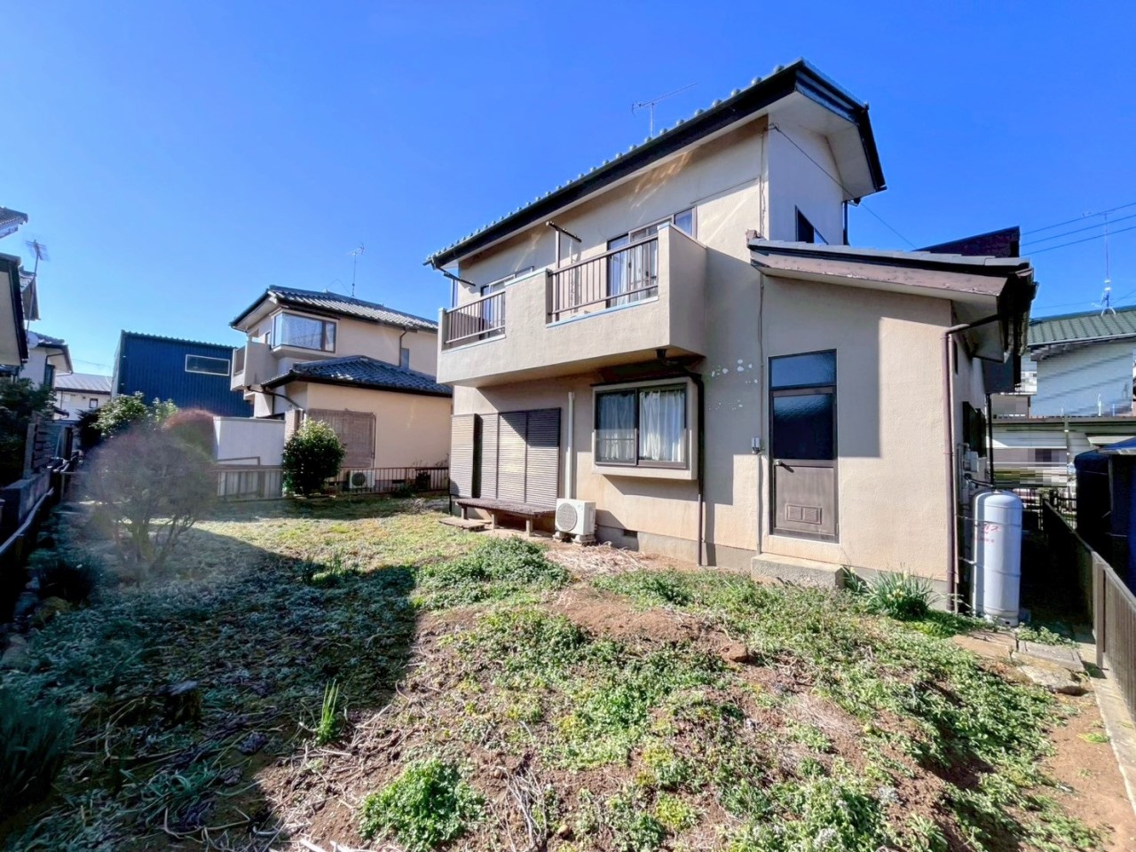 【外観】※現況販売となります。(2026年1月撮影)家庭菜園やガーデニングも楽しめる広いお庭♪