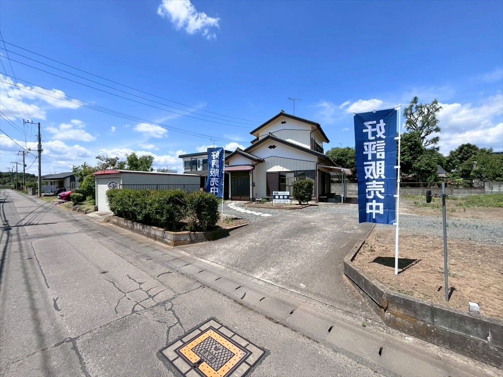 【外観】ゆとりある広々敷地!車3台駐車可能で来客時も安心!※2026年5月撮影