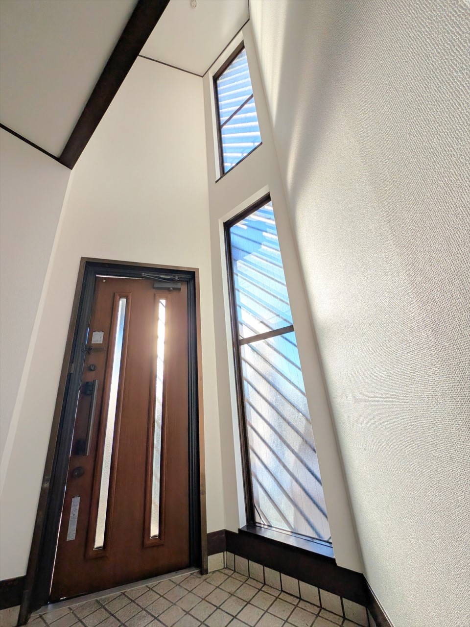 玄関上部は吹抜けになっているので、陽の光がたっぷりと差し込みいつでも明るくしてくれます♪(2025年12月撮影)※リフォーム後写真