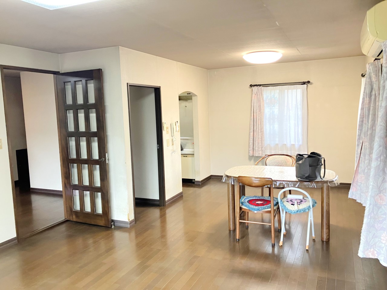 キッチン横にダイニングスペースがあるので、毎日の家事が快適に。