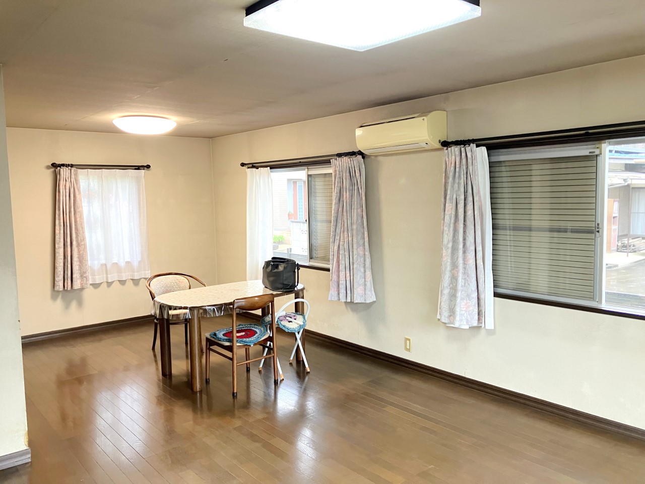 日差しがたくさん差し込む明るいリビング。