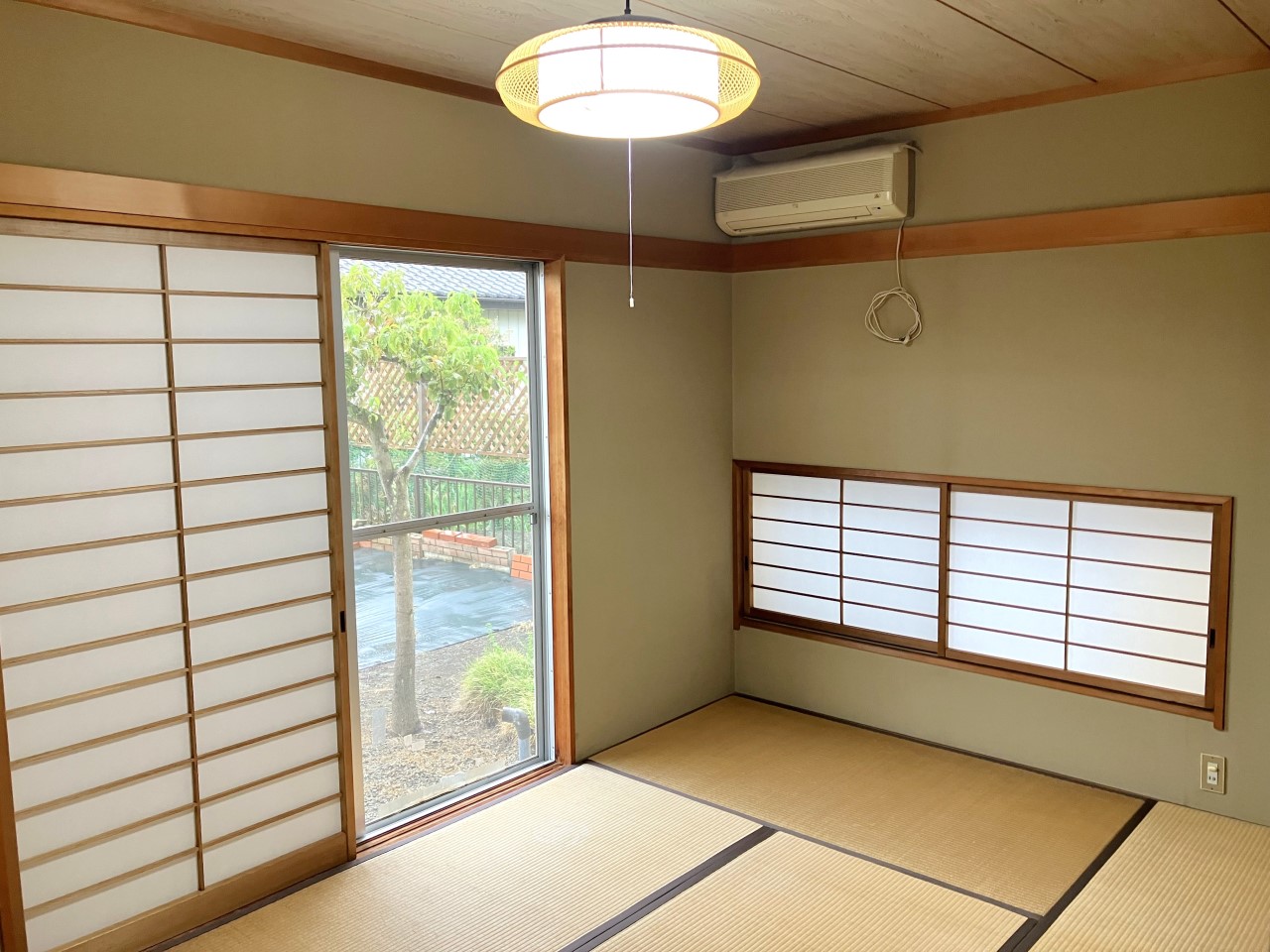 客間やお子様の遊び場としても活躍する便利な和室。