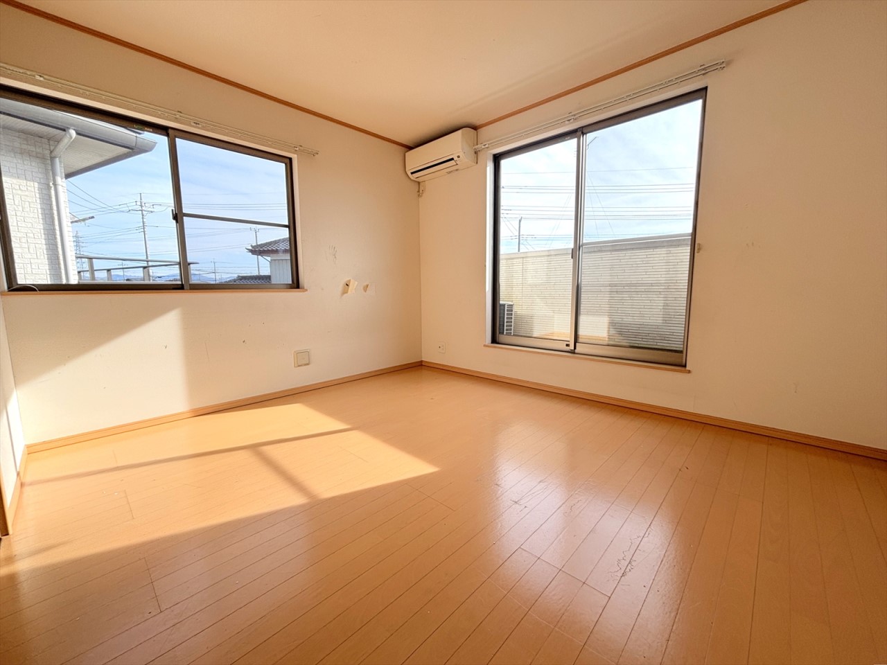 ■2階東側洋室■7帖の広々とした洋室です!東側と南側の二方向に窓があるので、お部屋の隅まで光が差し込みます♪(2026年1月撮影)