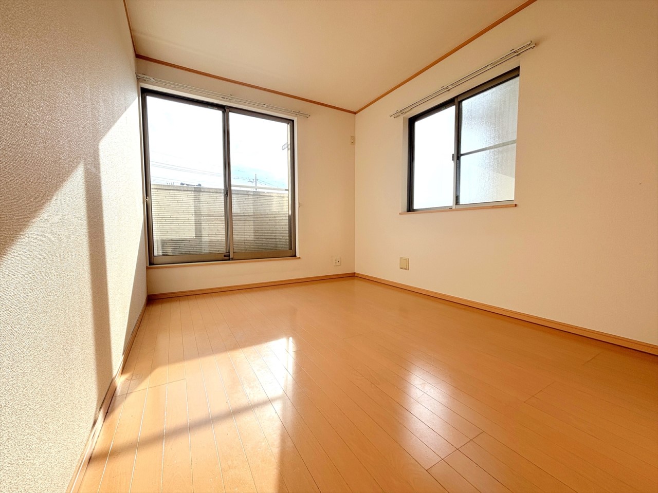 ■2階西側洋室■南向きの洋室で陽当たり良好です!バルコニーへ出入りできるのでお布団を干す際も楽ちんです♪(2026年1月撮影)