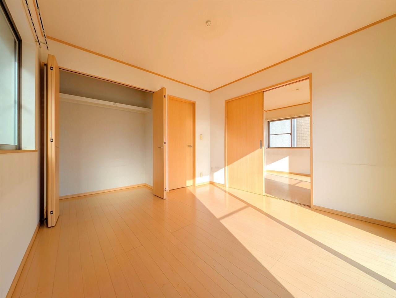 ■1階洋室■廊下側とリビング側の二方向から出入りできる続き間の洋室で、客間としてもおすすめです♪(2026年1月撮影)