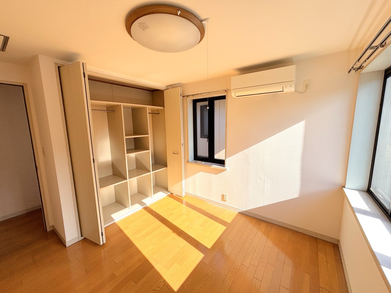 2階東側の洋室です!※2025年10月撮影