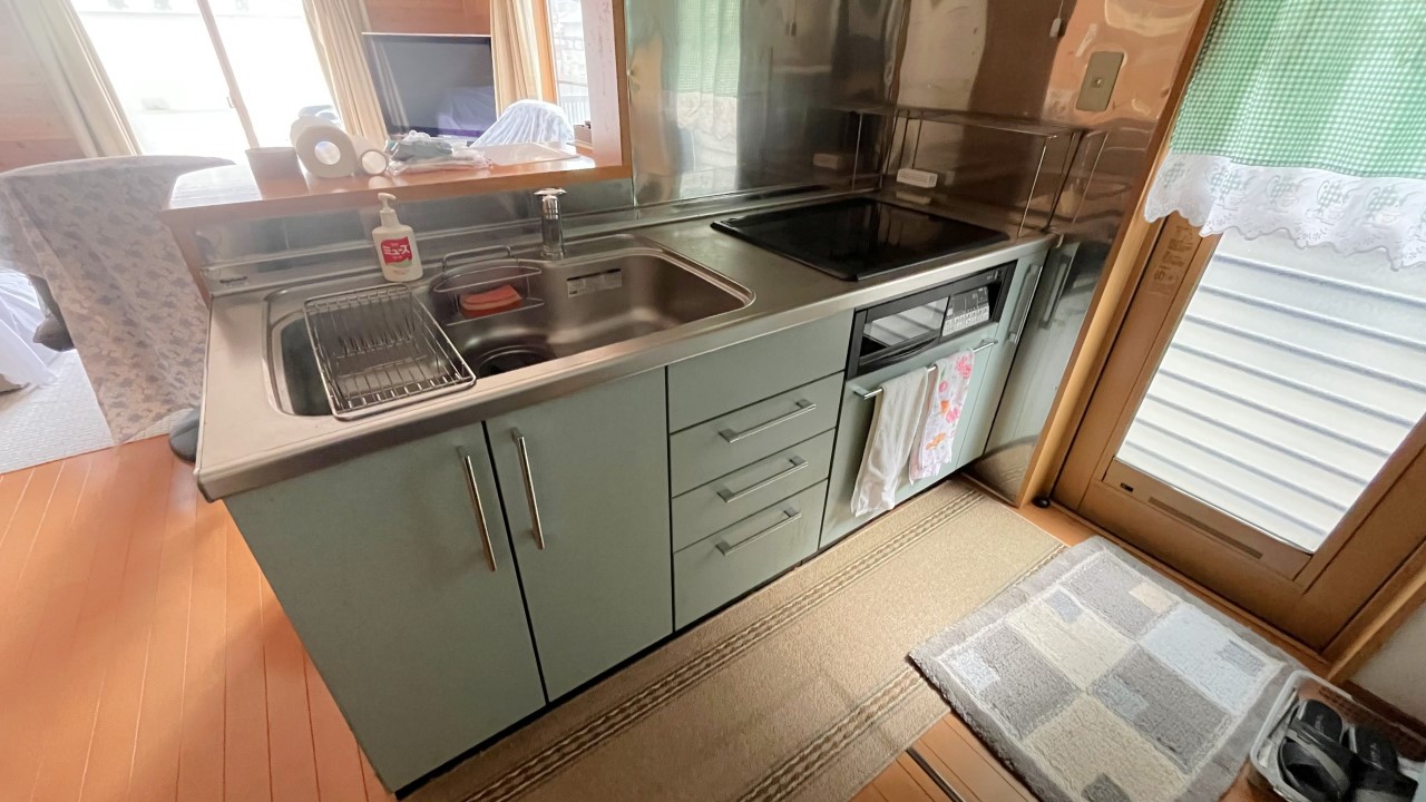 勝手口付きのキッチンで、ごみ出し等の出入りもスムーズ(※2025年10月撮影)