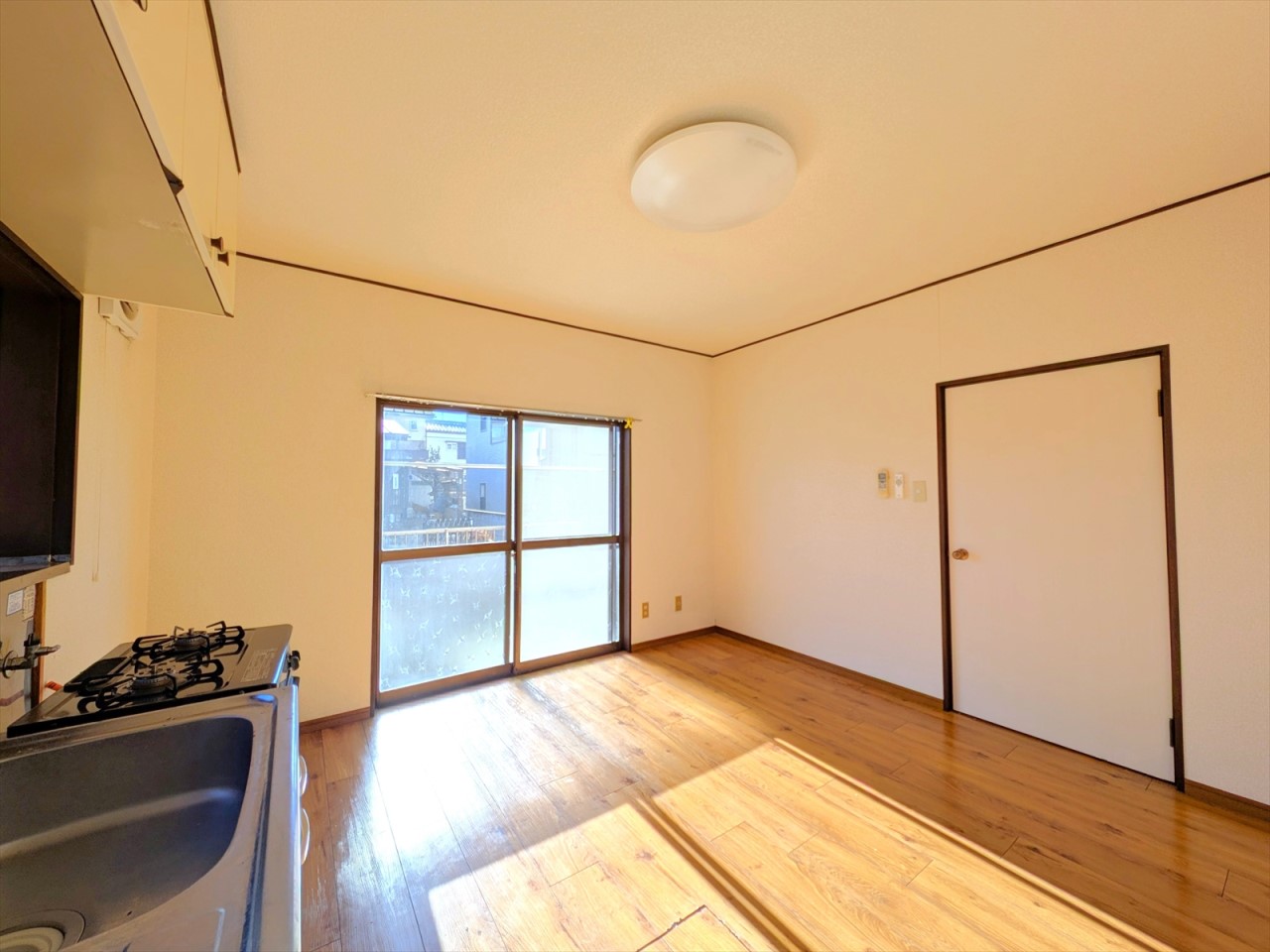 広々としたダイニングキッチンです!南向きの陽当たり良好なダイニングでゆったりとした家族団らんの時間を過ごせます♪(2025年12月撮影)