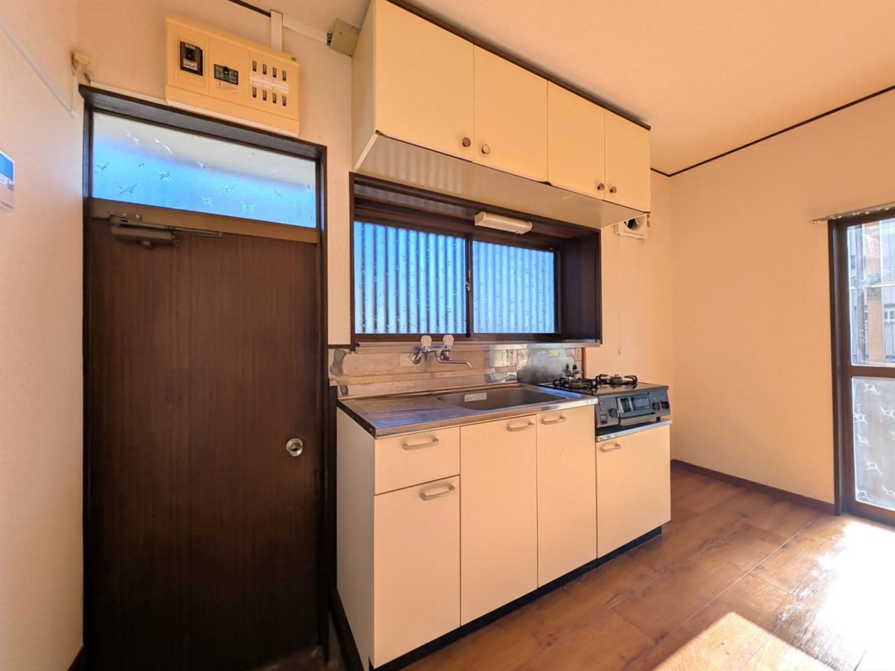 勝手口付きのキッチンなので、生ごみなどもすぐに外に出すことがでます♪(2025年12月撮影)