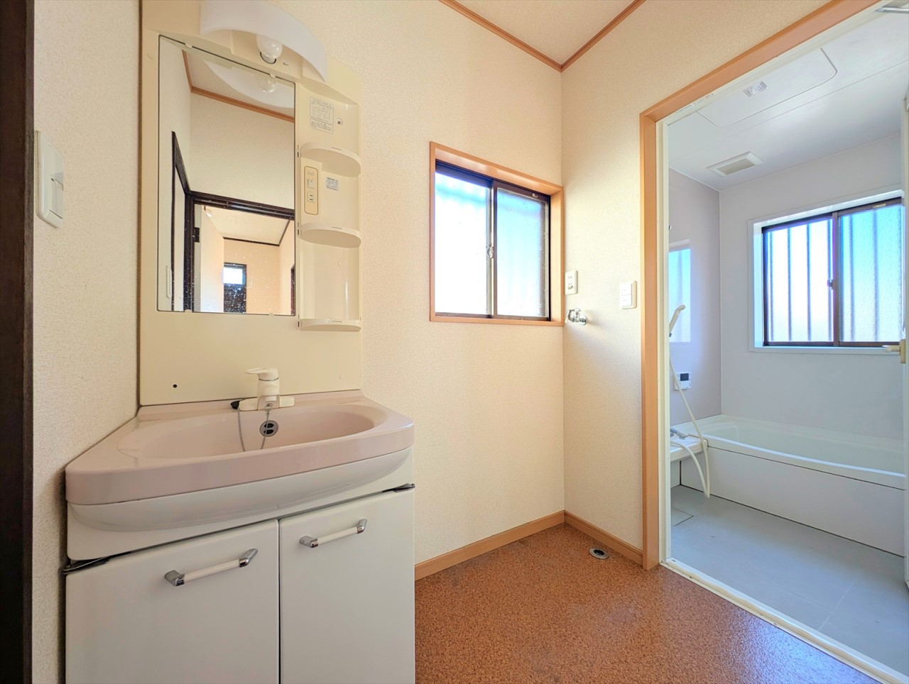 洗濯機を置いてもゆとりある広さの洗面脱衣室です!(2025年12月撮影)