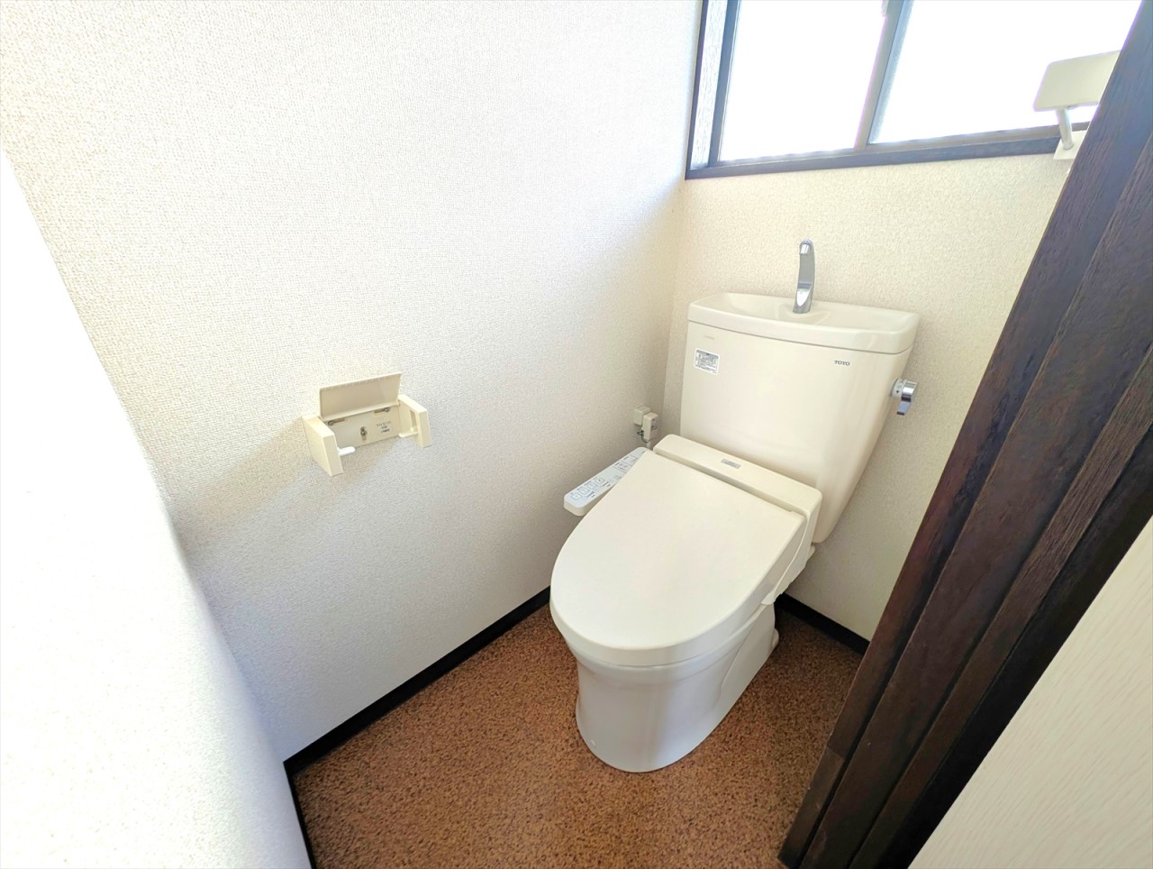 窓が付いた開放感のあるトイレで、空気の入れ替えも楽ちんです♪(2025年12月撮影)