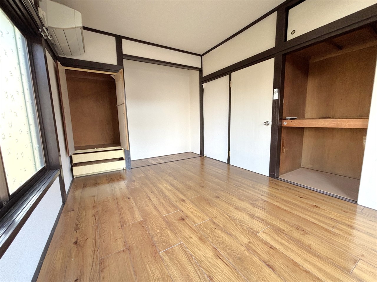 ■1階洋室■客間にも便利な洋室です!収納スペースが2か所にあるのでお布団や季節の家電などたっぷりしまえます♪(2025年12月撮影)