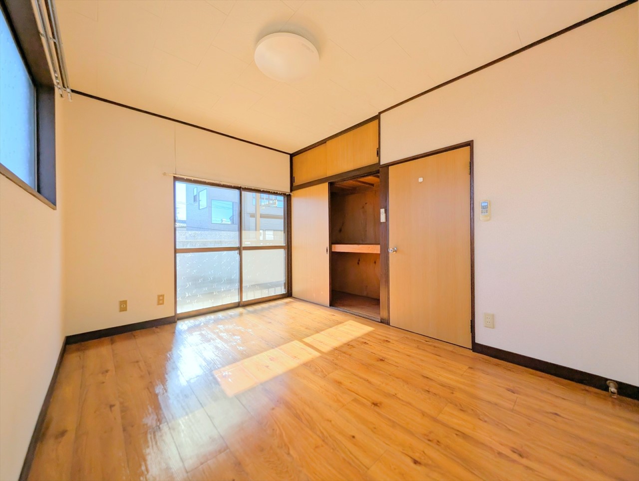 ■2階東側洋室■バルコニー付きの洋室です!東側にも窓があるので朝陽もたっぷり差し込みます♪(2025年12月撮影)