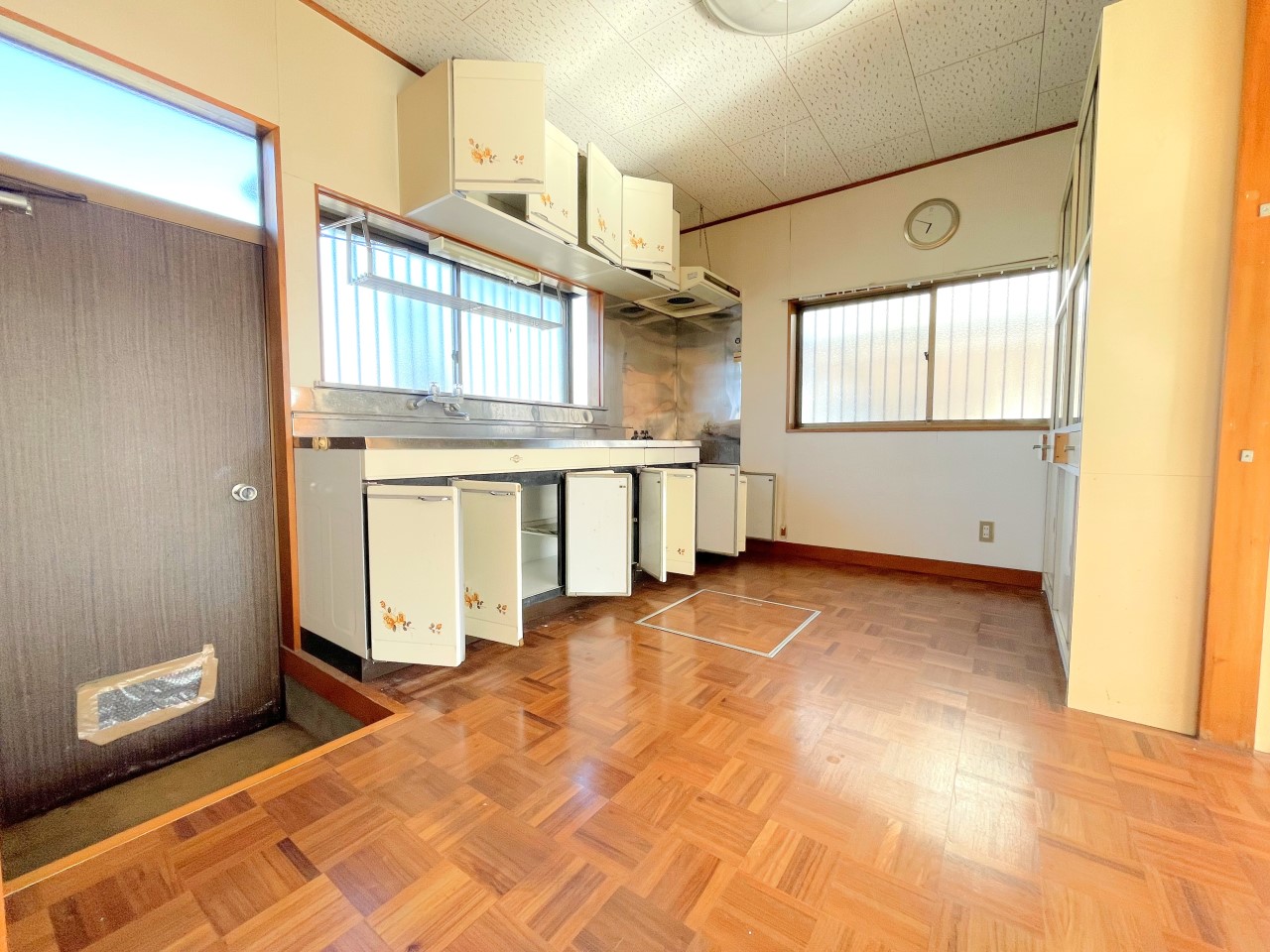 勝手口付きのキッチンで、ごみ出しや買い物後の出入りもスムーズです♪※2026年1月撮影