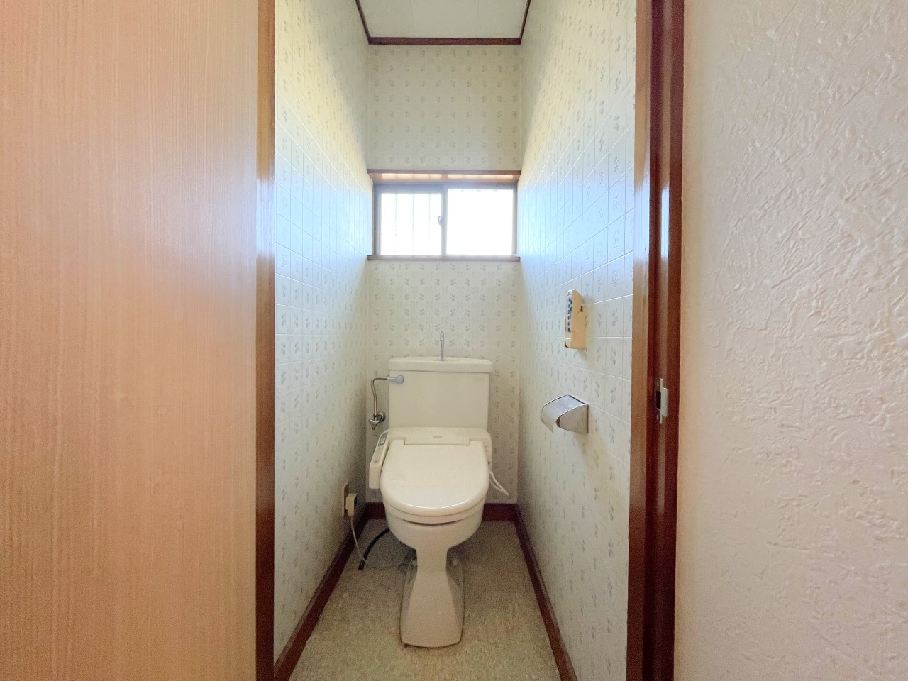 窓が付いた開放感のあるトイレで、空気の入れ替えも楽ちんです♪※2026年1月撮影