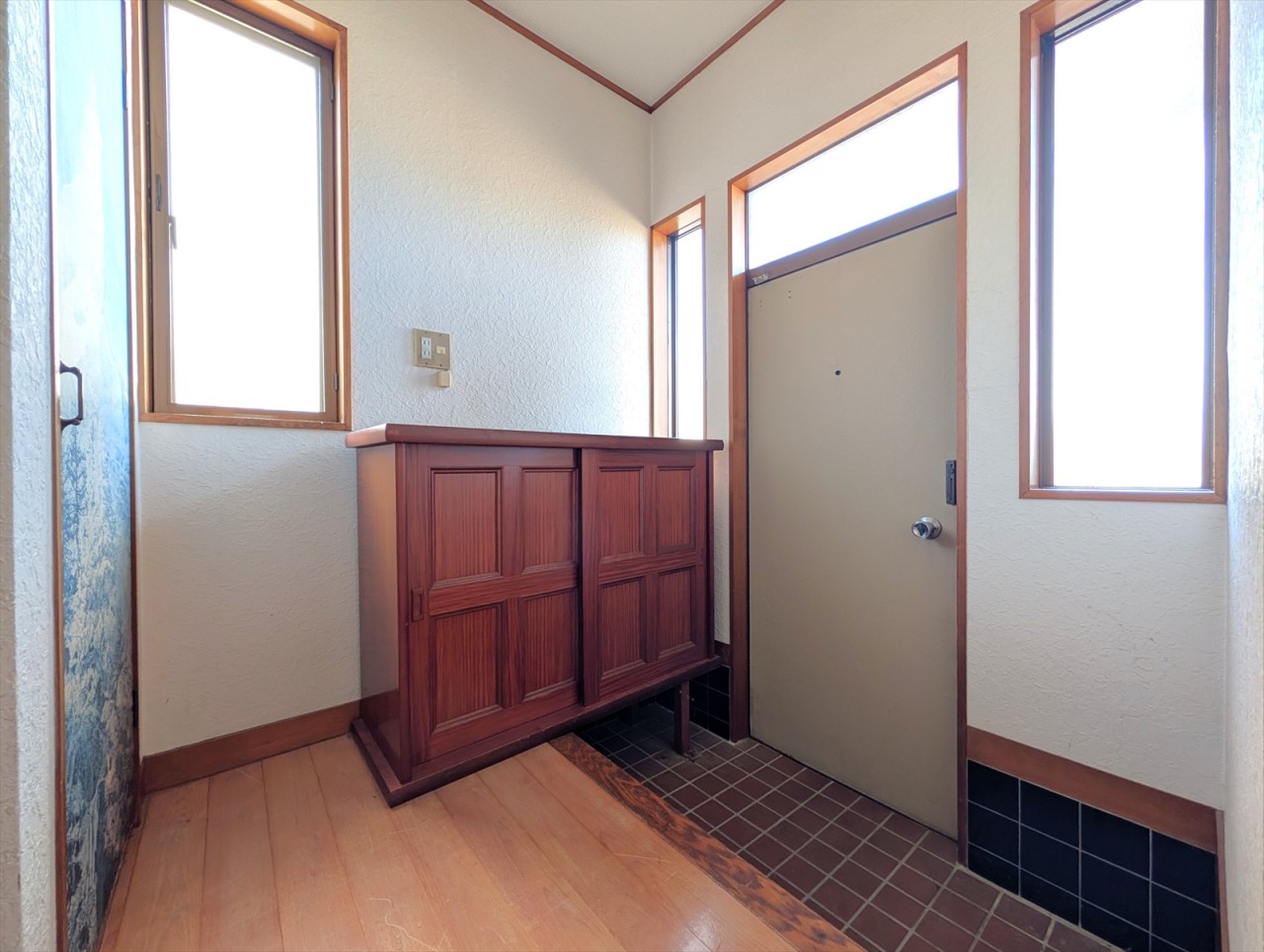 大人が二人並んで座ってもゆとりある広さの玄関です!※リフォーム時に下駄箱は撤去予定です。(2026年3月撮影)※リフォーム前写真