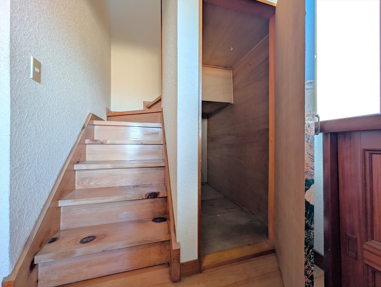 階段横にも収納スペースがございます!掃除用具や日用品のストックなどをしまっておけて便利です♪(2026年3月撮影)※リフォーム前写真