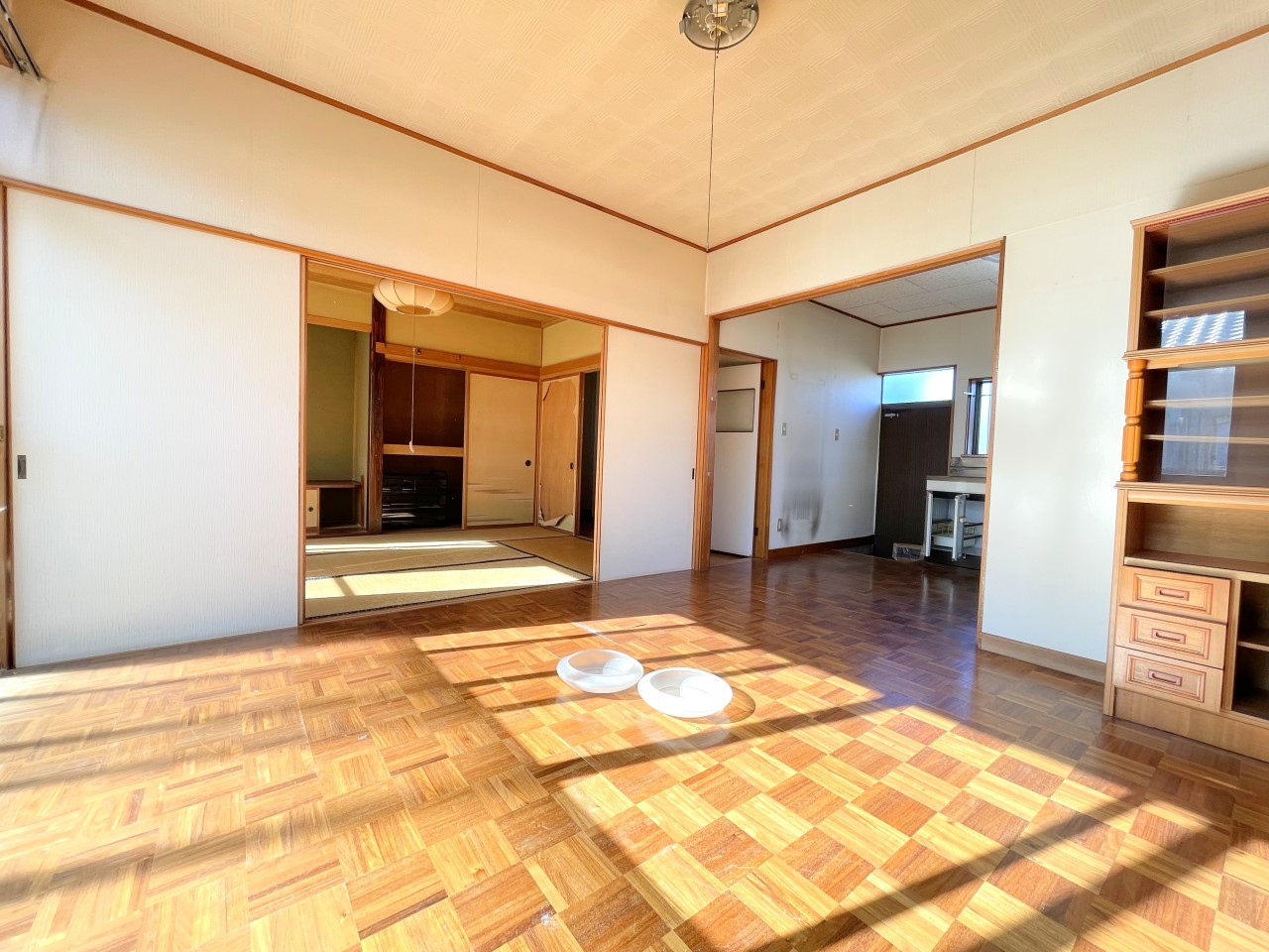 南向きの日の光がたくさん差し込む明るいリビングです♪(2026年1月撮影)※リフォーム前写真