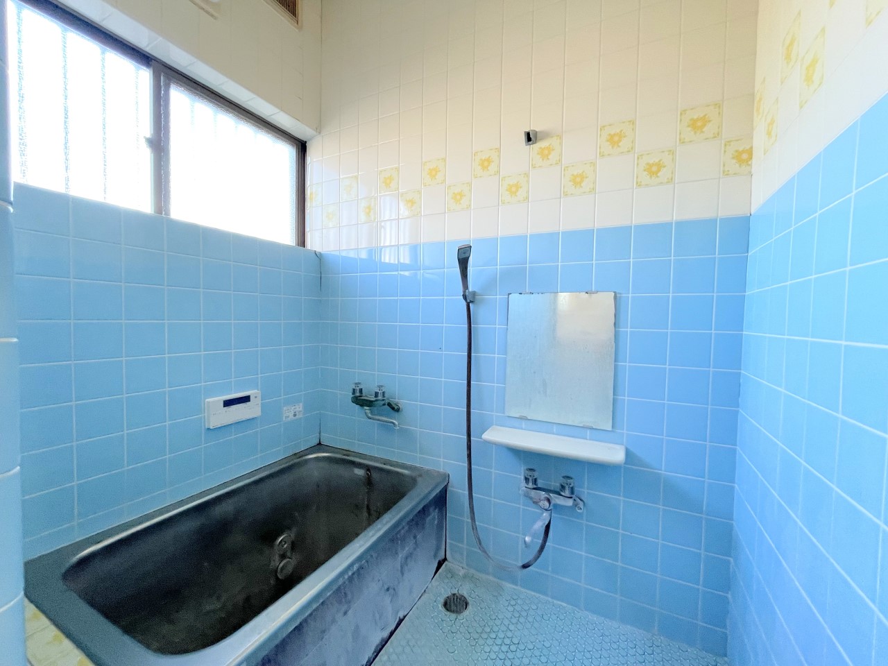 ユニットバスへ交換予定!窓のある開放的で明るい浴室です!オートバスなので浴室へ行かずにお湯を溜められます♪(2026年1月撮影)※リフォーム前写真