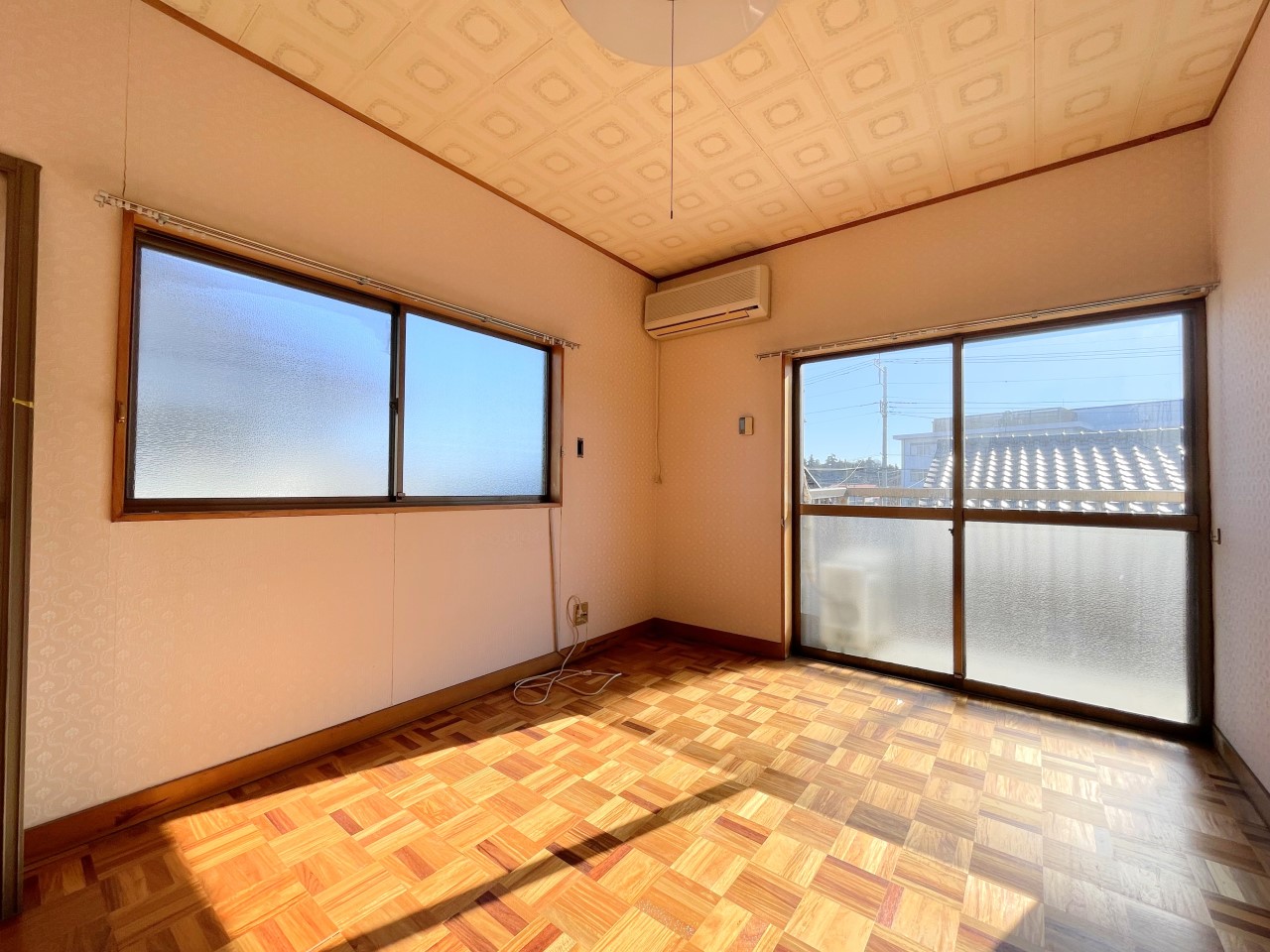 ■2階洋室■東側と南側の二方向に窓があるので、朝日がたっぷりと差し込みお部屋の隅まで明るくしてくれます♪(2026年1月撮影)※リフォーム前写真