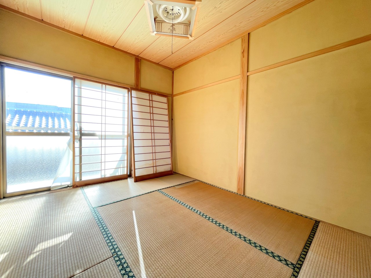 ■2階和室■2階にも6帖の和室がございます!畳と大きな窓が優しく温かみある空間にしてくれます♪(2026年1月撮影)※リフォーム前写真