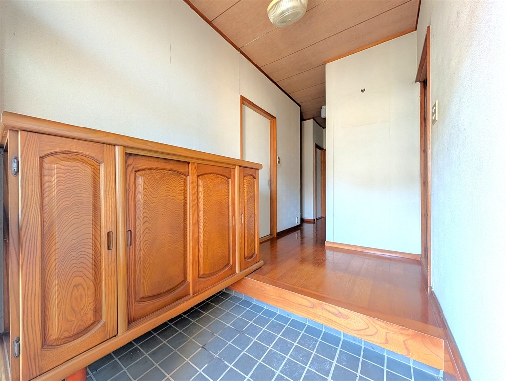 下駄箱付きの玄関です!家族みんなの靴をしまえるので、散らかりがちな玄関をいつもすっきりと保てます!(2026年4月撮影)※リフォーム前写真