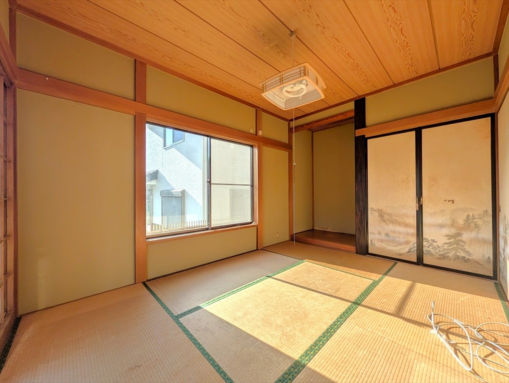 ■1階西側和室■陽当たり良好な和室です!玄関入ってすぐの和室なので客間としても便利です!(2026年4月撮影)※リフォーム前写真