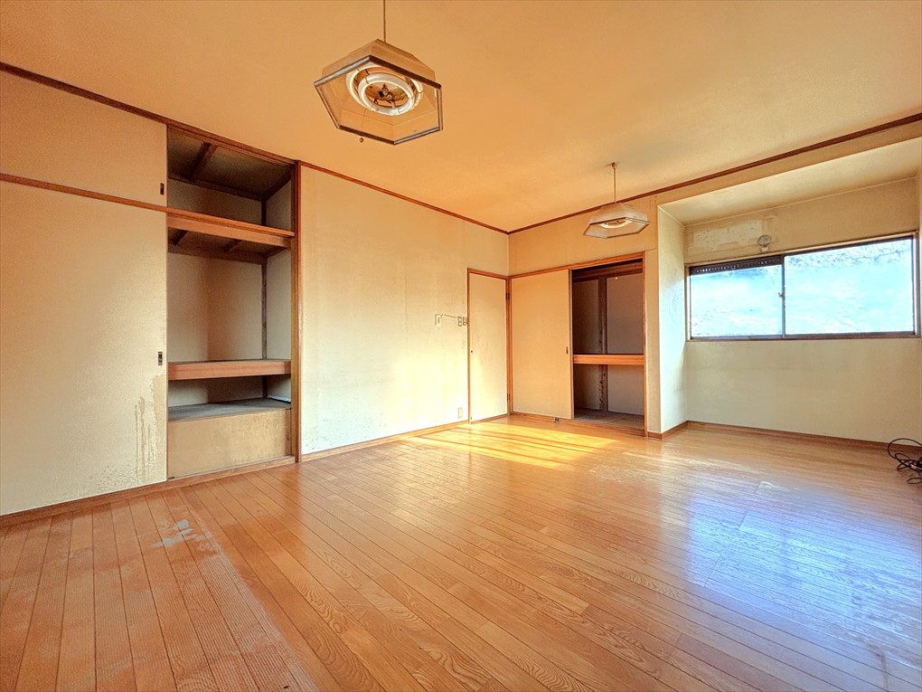 ■2階西洋室■2か所に収納がある洋室です!11帖の広々とした洋室なので主寝室としてもおすすめです!(2026年4月撮影)※リフォーム前写真