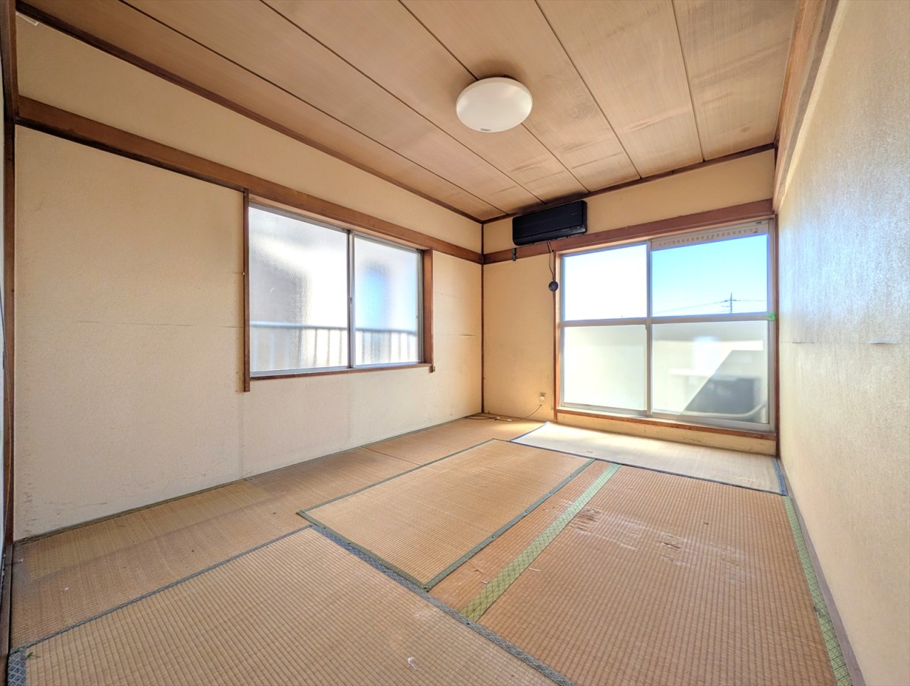 ■2階和室■2階にも和室がございます!畳と大きな窓が優しく温かみある空間にしてくれます!(2026年6月撮影)※リフォーム前写真
