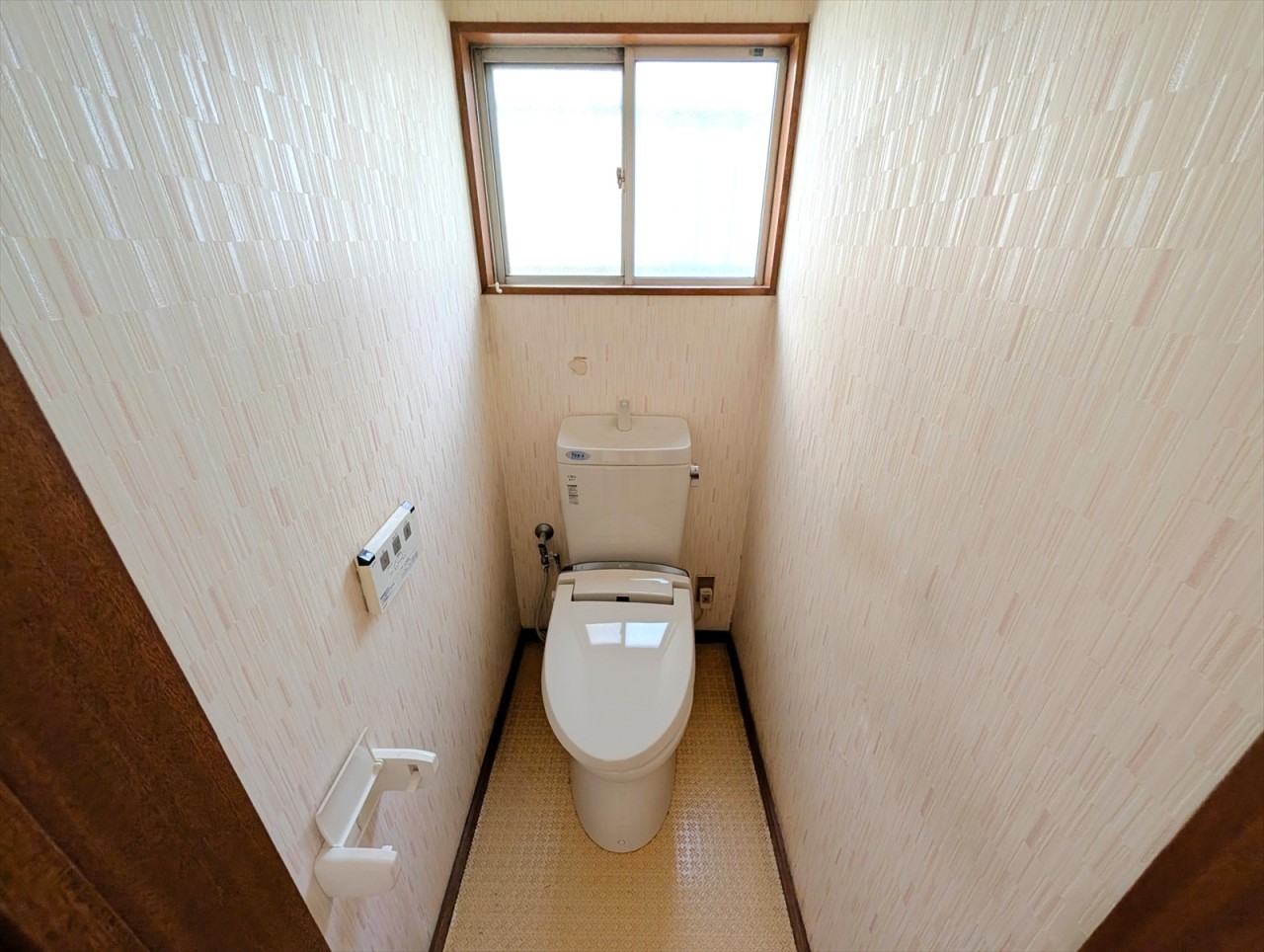 トイレ交換予定!ウォシュレット付きのトイレです!階段横のトイレなので2階からも行き来しやすくなっています!(2026年6月撮影)※リフォーム前写真