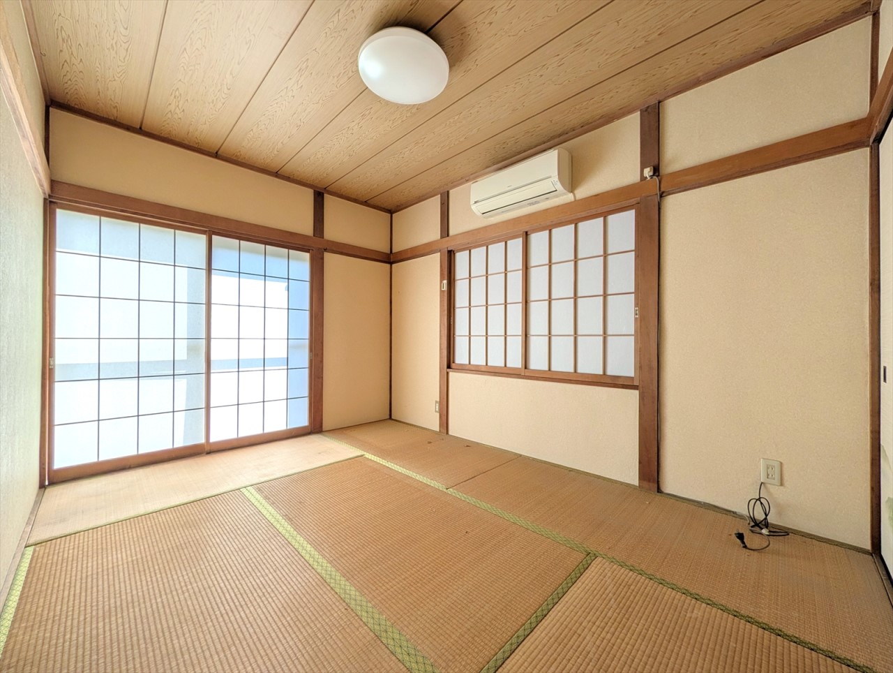 ■1階和室■押入付きの陽当たり良好な和室です!玄関から直接お部屋に行けるので自室や客間にも便利です!(2026年6月撮影)※リフォーム前写真