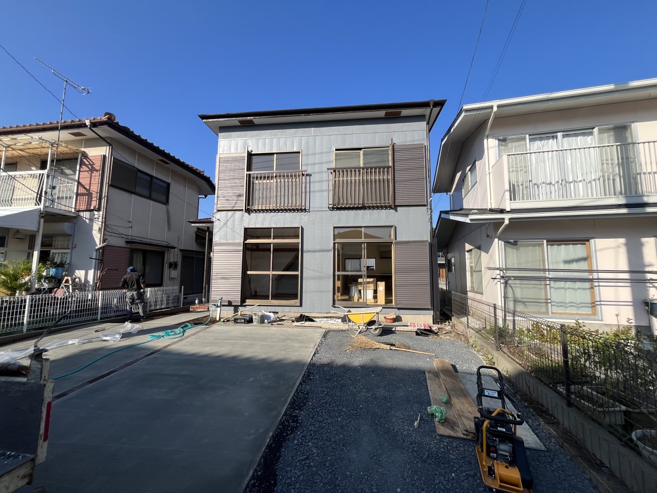 リフォーム工事中!駐車スペースもしっかり確保!(2025年10月撮影)※リフォーム中写真