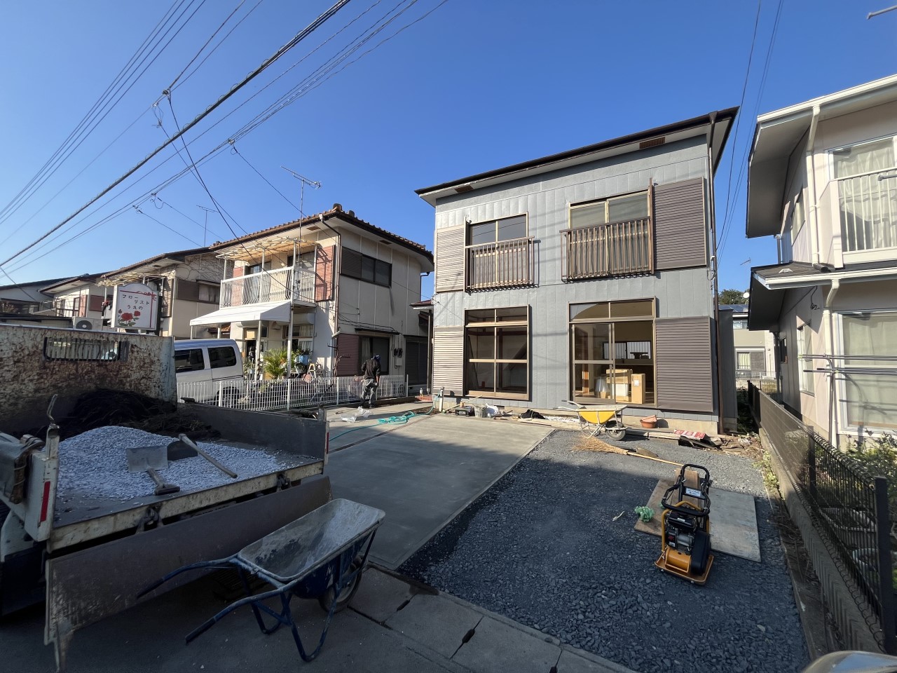 シンプルで落ち着いたデザインの外観!(2025年10月撮影)※リフォーム中写真