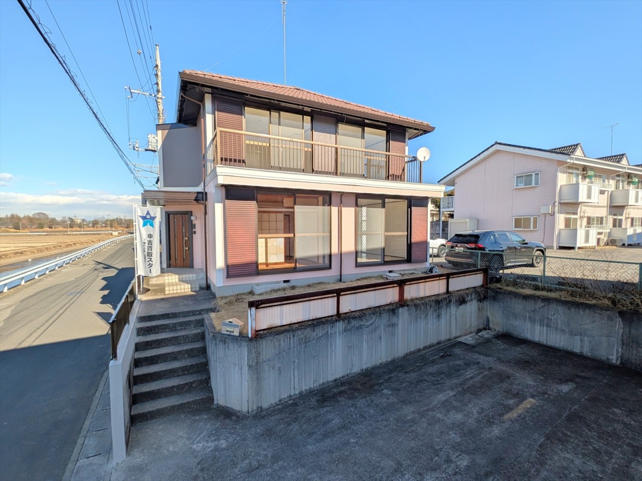 車通りの少ない6mの広々とした前面道路なので、駐車が苦手な方でも焦らずに駐車できます♪(2026年2月撮影)※リフォーム後写真