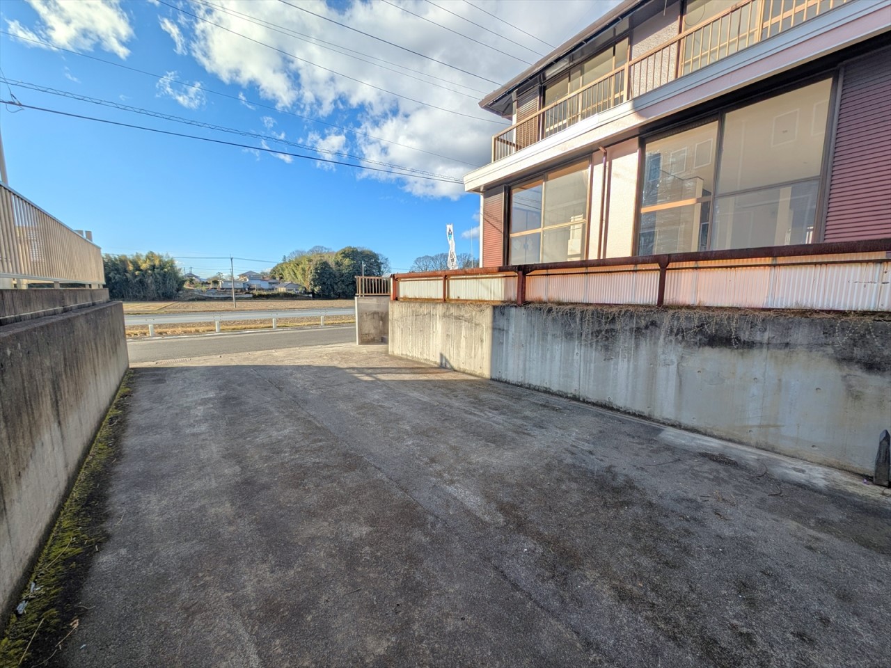 車を2台駐車してもゆとりのある駐車スペースです♪(2026年2月撮影)※リフォーム後写真