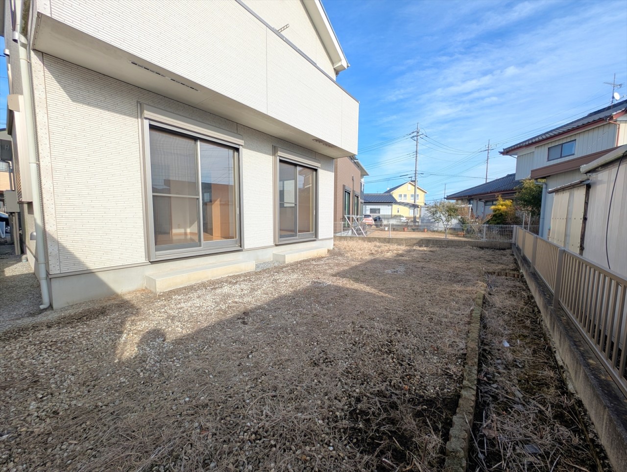 リビングから見渡すことのできるお庭です!南面の陽当たりの良いお庭でガーデニングなども楽しめます♪(2026年1月撮影)