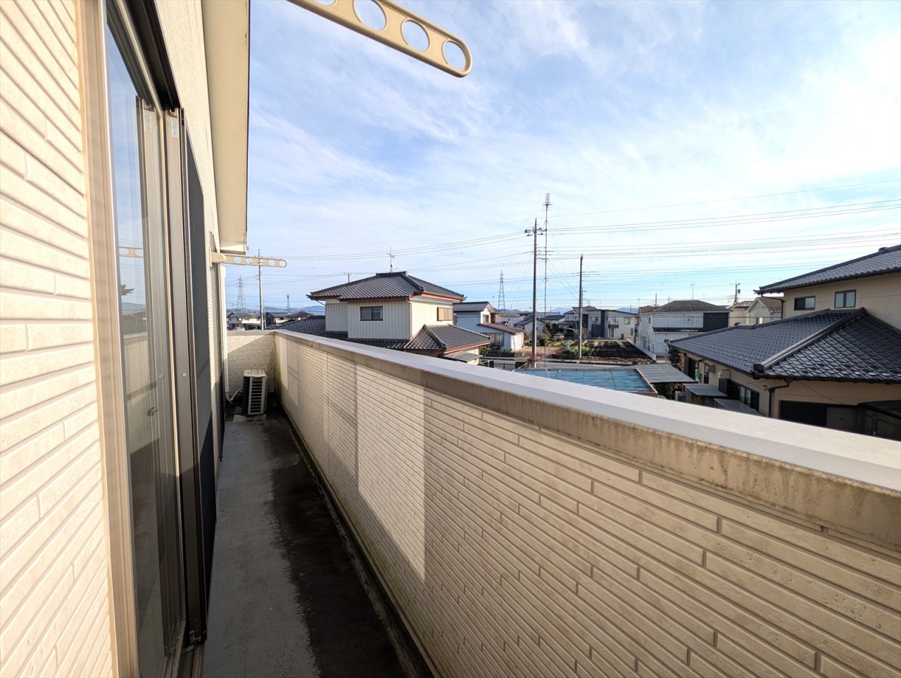 南面のバルコニーなのでお洗濯物が良く乾きます!二部屋から出入りできるので、お布団を干す際も楽ちんです♪(2026年1月撮影)