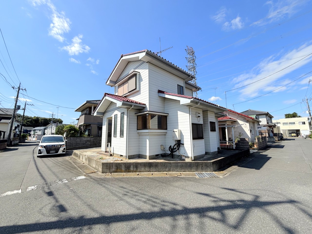 南道路で陽当たり良好です!並列駐車2台可能なので駐車が苦手な方にも安心です♪(2025年10月撮影)