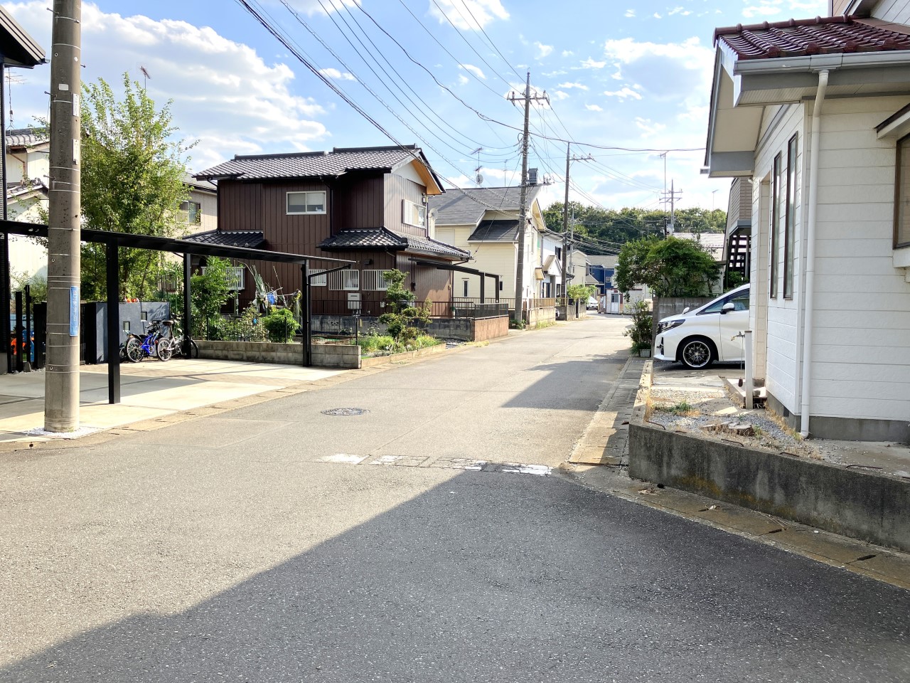 落ち着いた住宅街の一角に位置し、静かな暮らしを求める方におすすめです(2025年9月撮影)