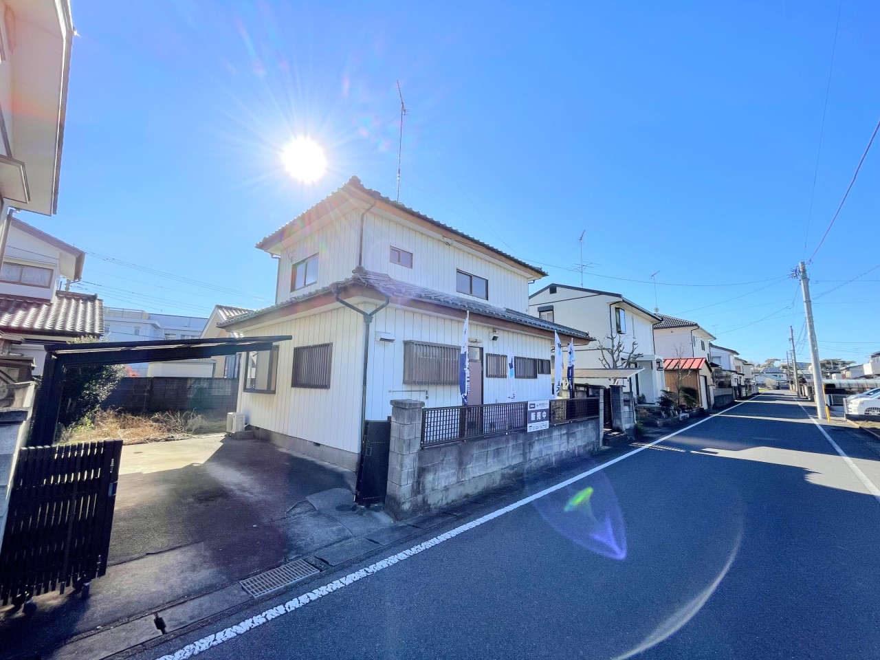 カーポート付きの駐車場なので雨の日でも濡れにくく安心です。※2026年1月撮影