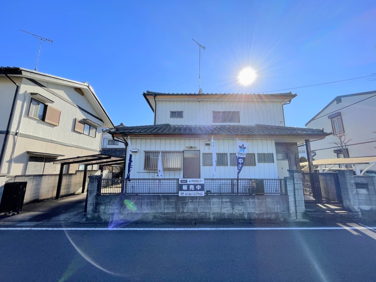 前面道路は車通りが落ち着いており、約6mと広いので、あせらず駐車ができます♪(2026年1月撮影)※リフォーム前写真