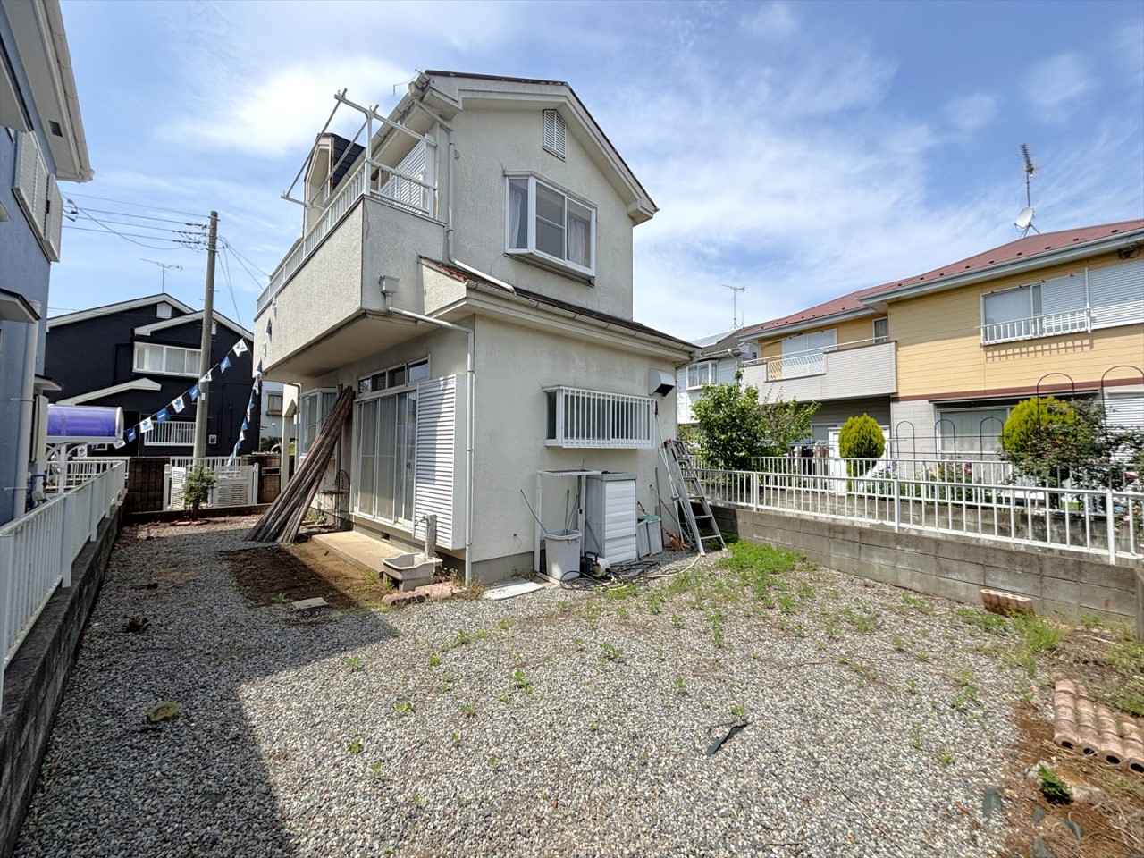 建物西側にはお庭スペースがございます!道路から離れたお庭なのでお子様の外遊びも安心です♪(2026年4月撮影)