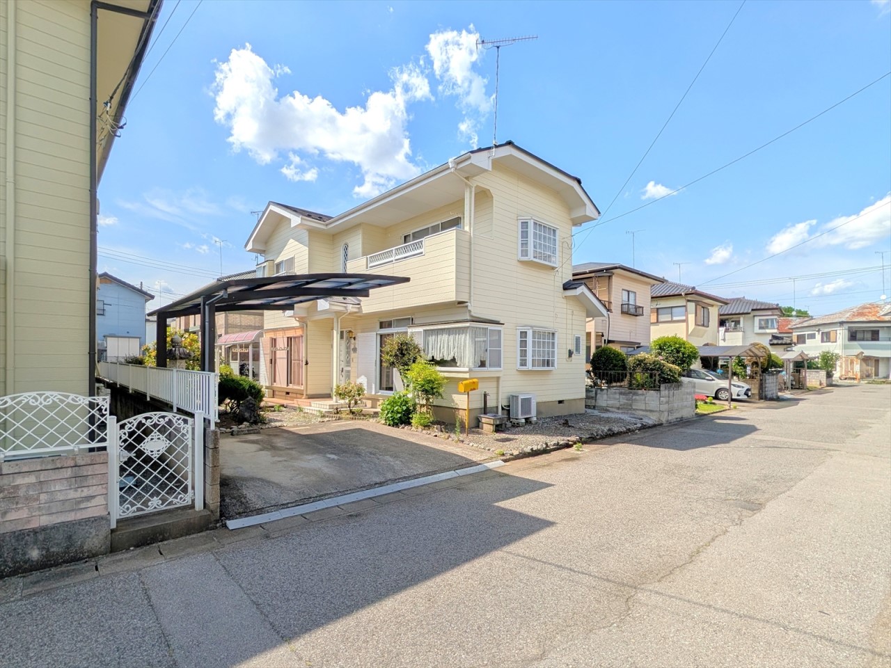 車通りの落ち着いた閑静な住宅街です!南東道路と南西側のお庭が1日の陽当たりを守ります♪(2026年5月撮影)
