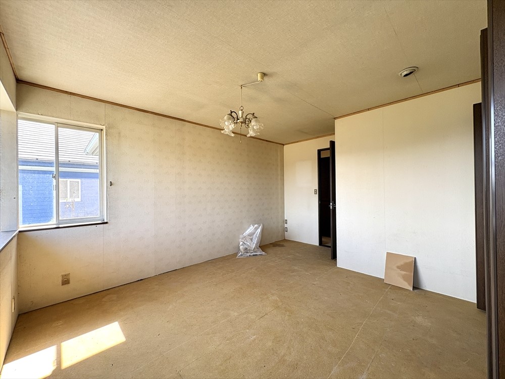 *. 洋室 .* ※リフォーム中写真 壁紙、床も綺麗になります!どう生まれ変わるか楽しみです♪