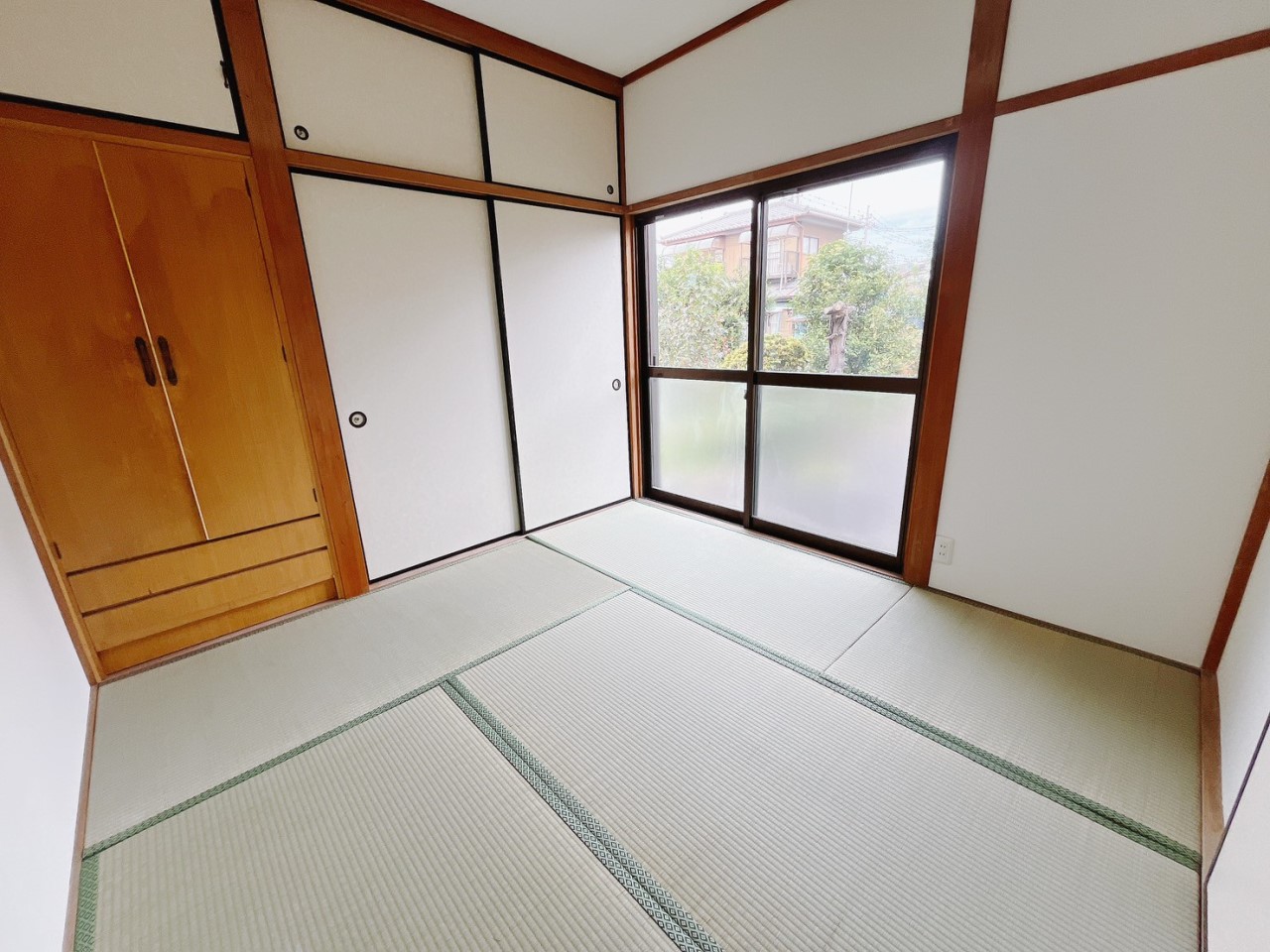 *. 1階和室 .* 押入には布団や季節ものが収納できます。